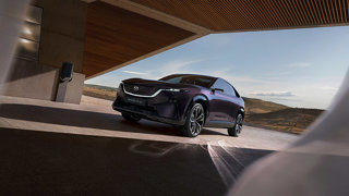 Première mondiale du tout nouveau crossover Mazda CX-6e au Salon de l’Auto de Bruxelles : quand l’art se met en mouvement